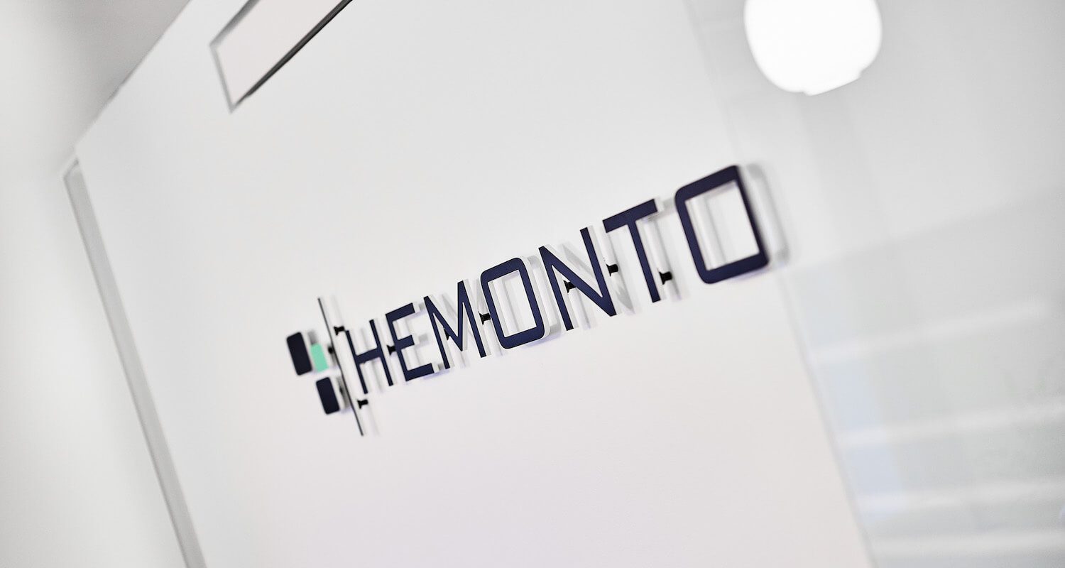 Hemonto logo på væg