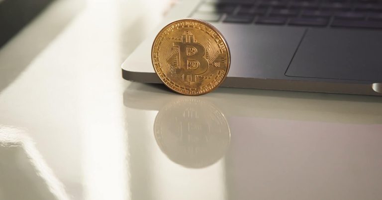 En Bitcoin foran en Mac computer