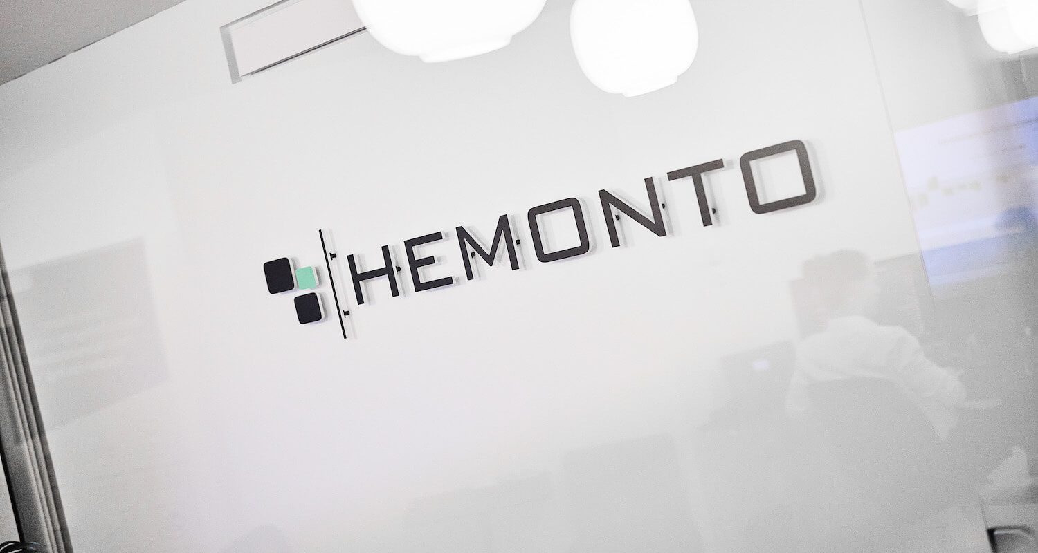 Hemonto-logo på væg