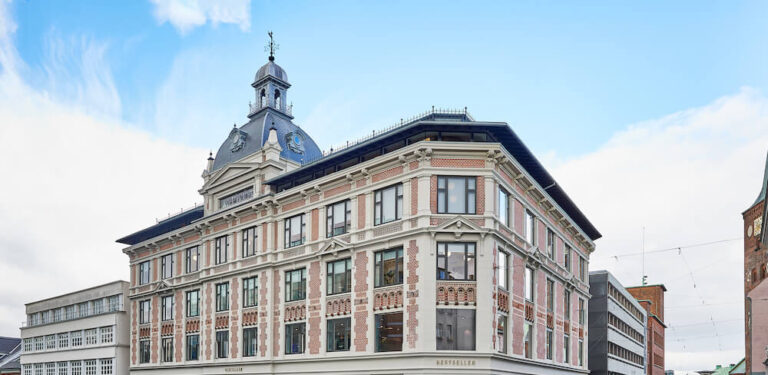 Hemonto i bygningen Rømerhus set fra Strøget i Aarhus