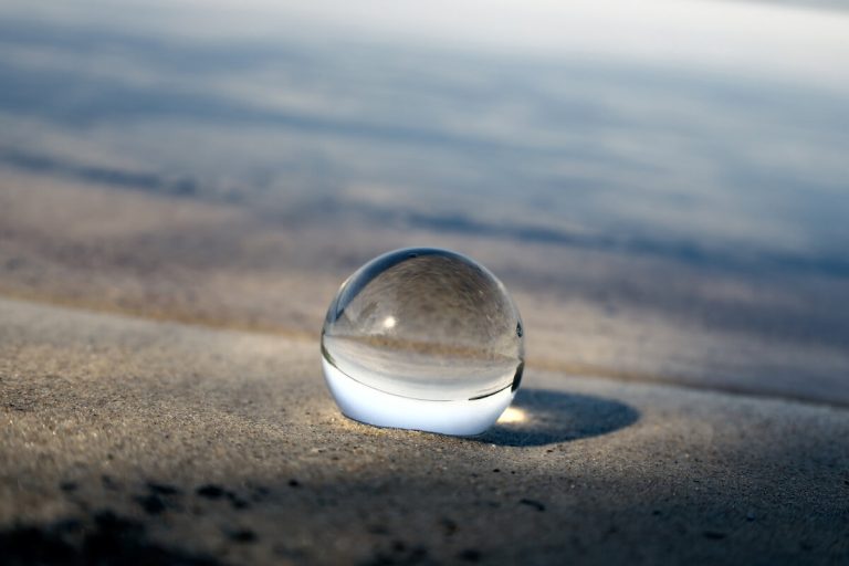 Glaskugle, der afspejler forventninger til fremtiden