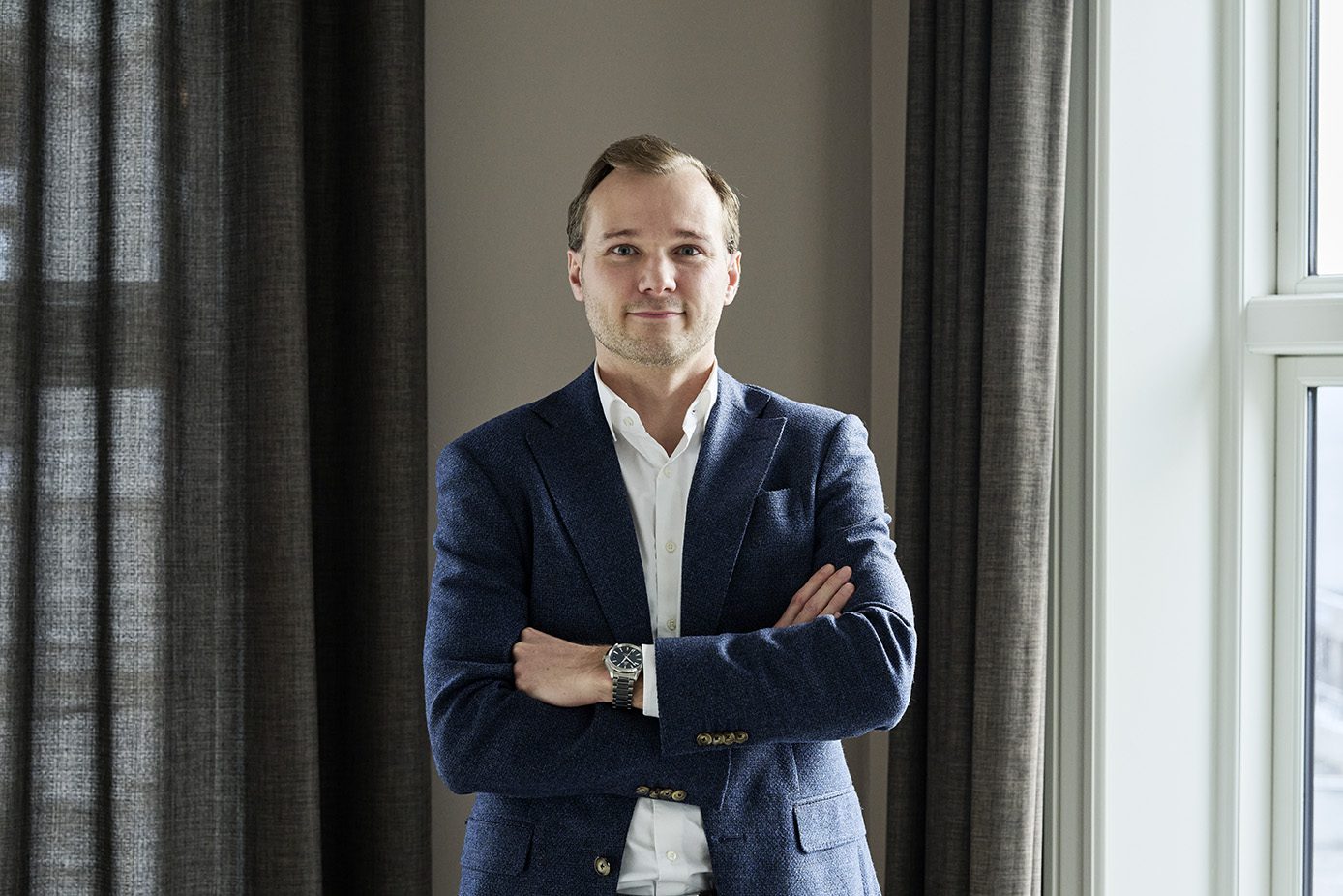 Mathies Pedersen, CEO i Hemonto, smilende med armene krydsede